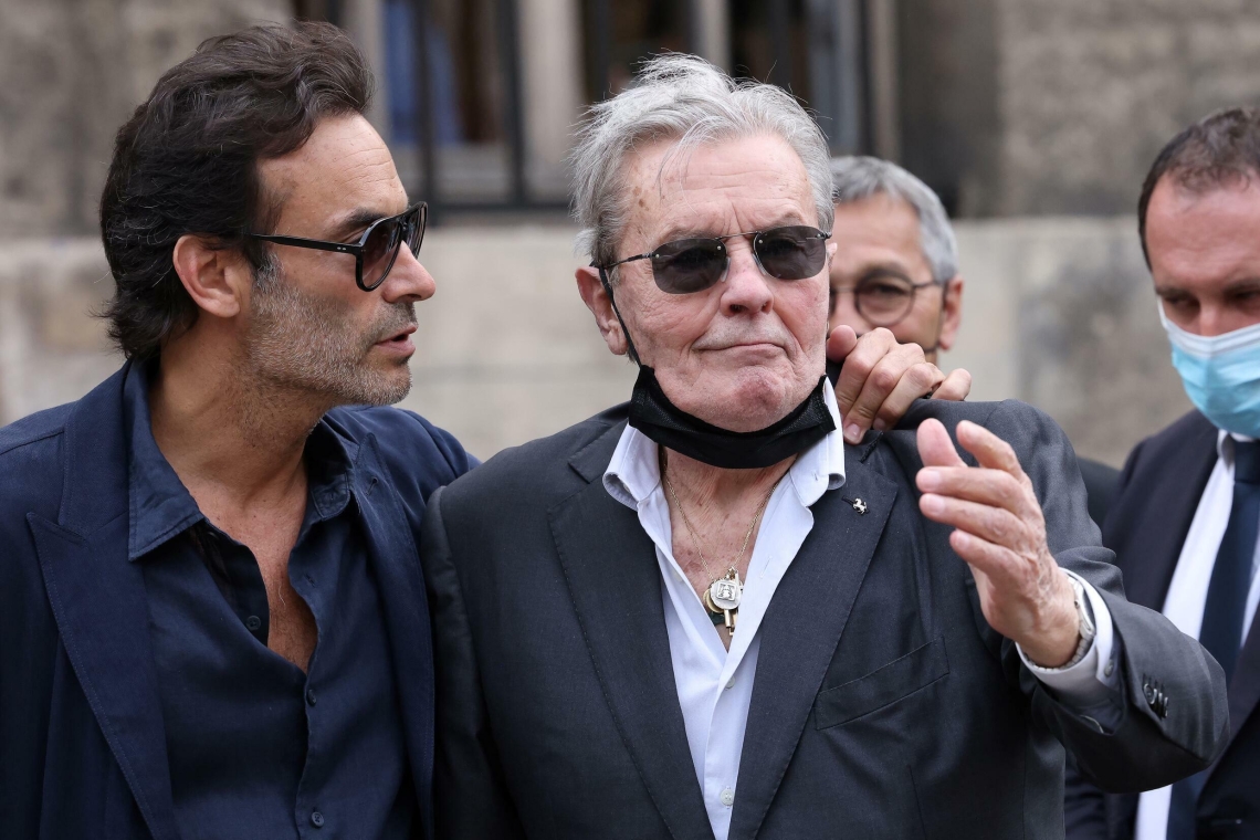 Obsèques d'Alain Delon : «Comme l'enterrement d'un grand parrain en Sicile», selon Nicole Calfan